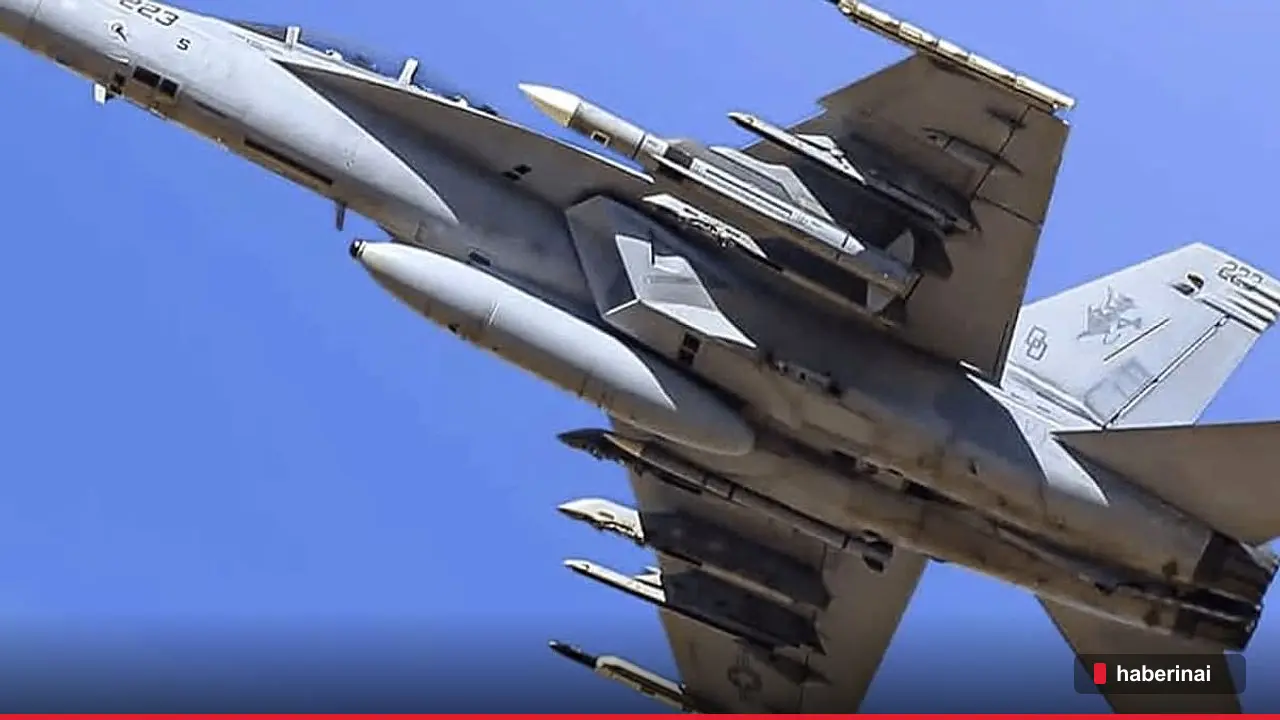 ABD Donanması, F/A-18 Hornet uçaklarında yeni füzeleri eş zamanlı taşıdı