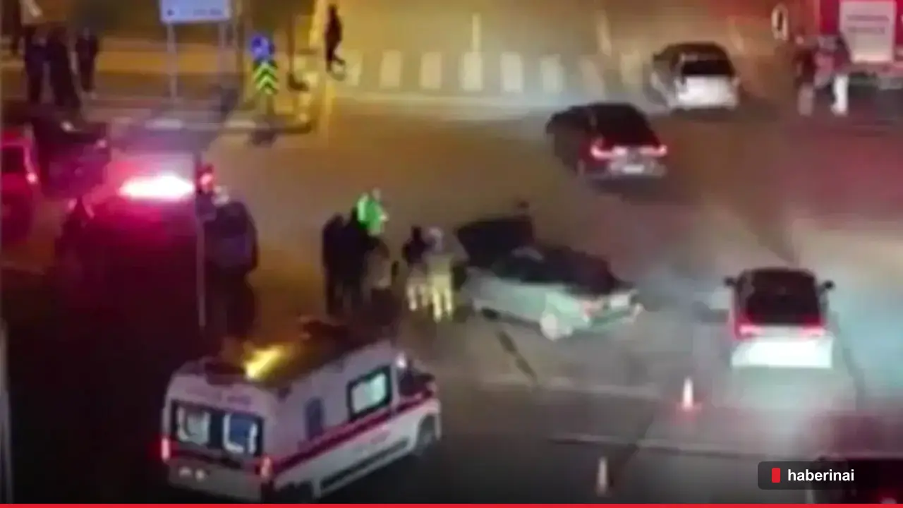 Sincan'da kavşakta duran araca çarpan otomobil 3 kişiyi yaraladı