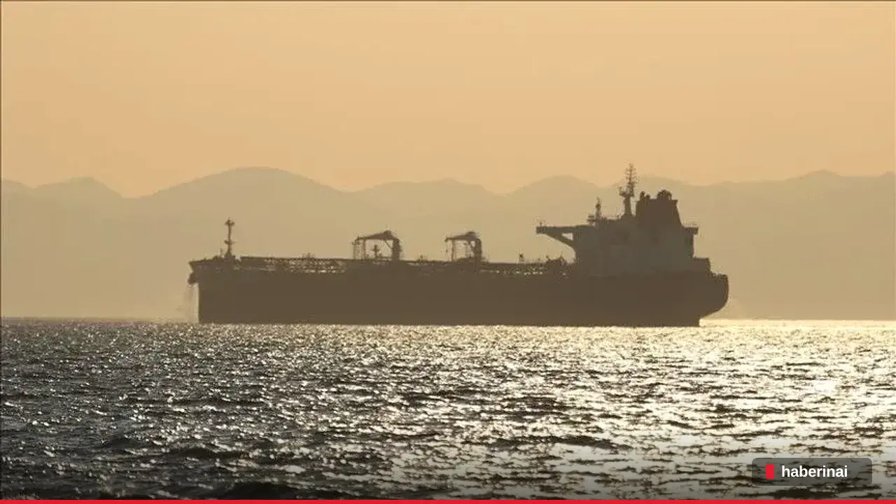 Hürmüz Boğazı'nda seyreden bir kargo gemisinde yangın paniği