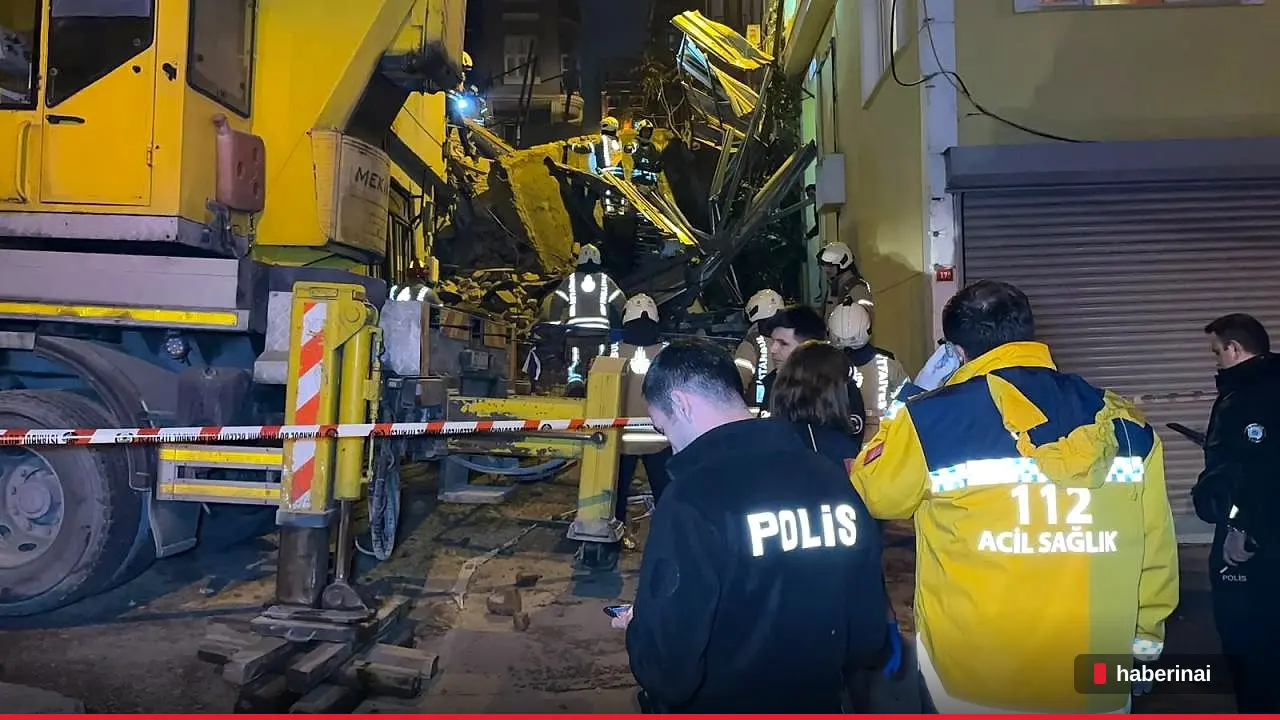 İstanbul Beyoğlu'nda 5 Katlı Metruk Bina Çöktü, Çok Sayıda Ekip Sevk Edildi